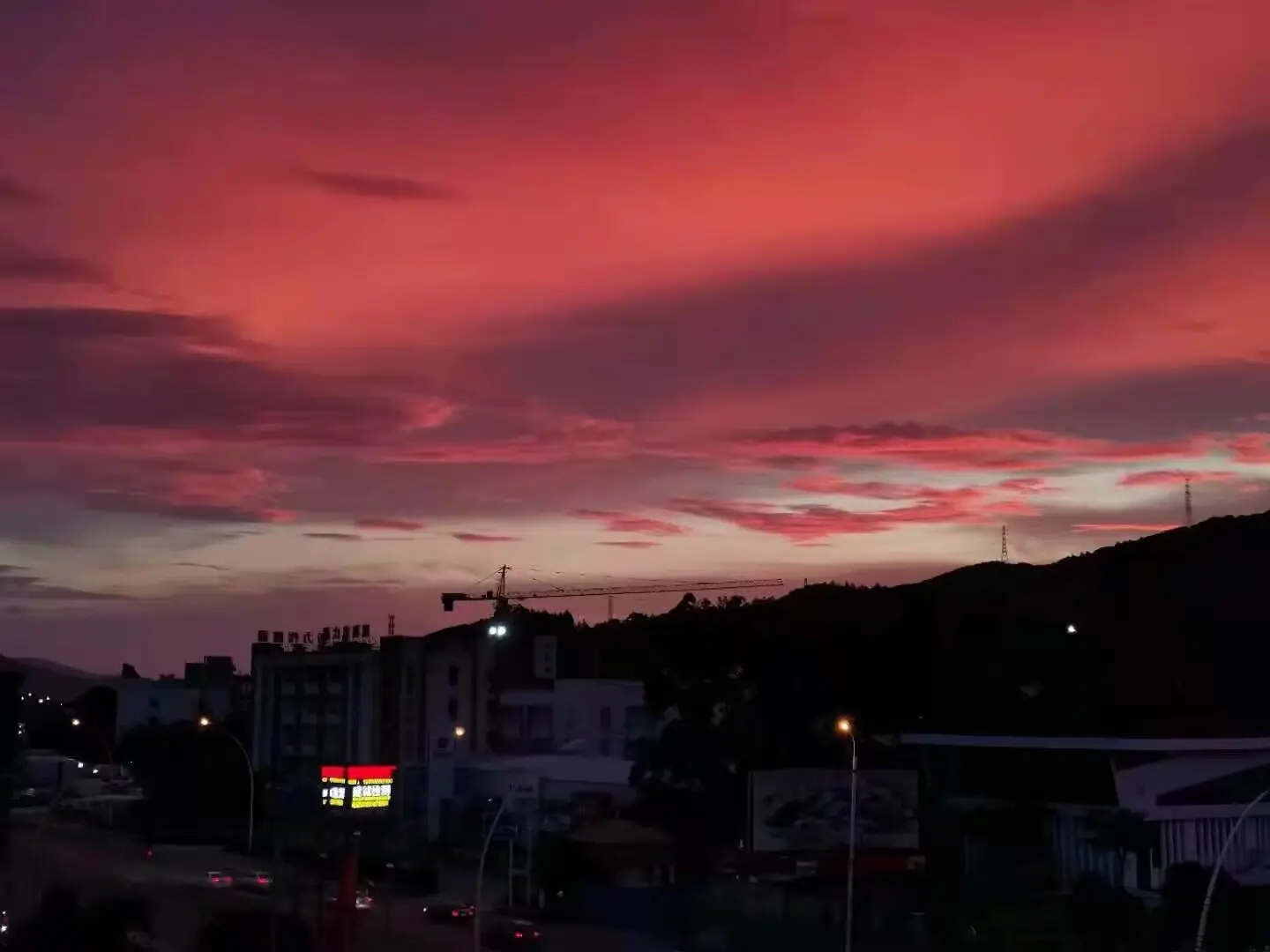 夕阳西沉，将整片天空都醉成一片