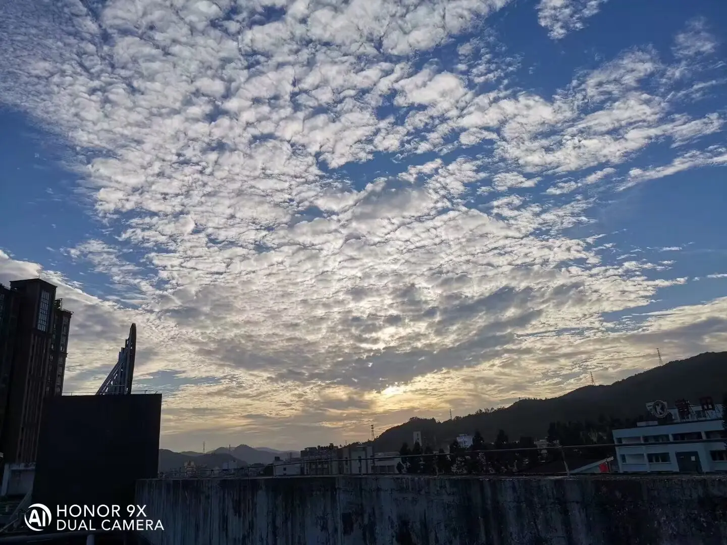哈哈哈，逃课没地方去，跑到顶楼看风景
